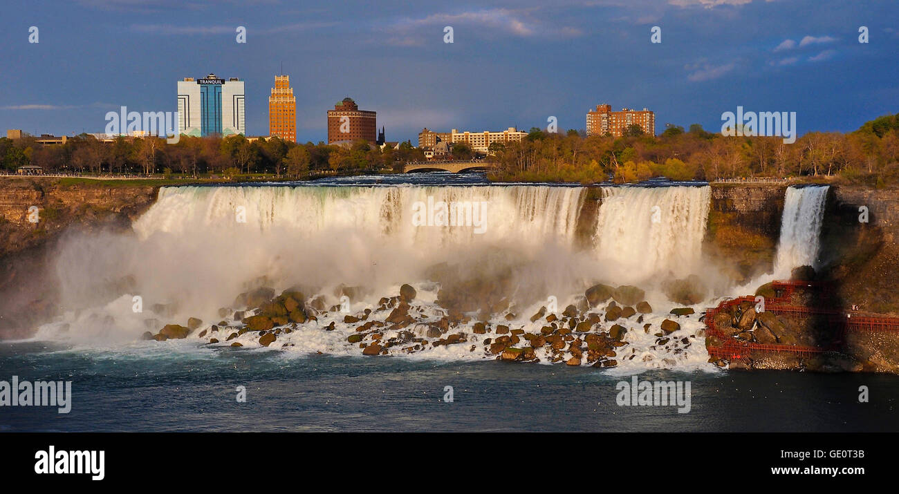 Image panoramique de l'eau dans les chutes Niagara en cascade sur les rochers du côté américain en début de soirée avec une très belle lumière chaude Banque D'Images