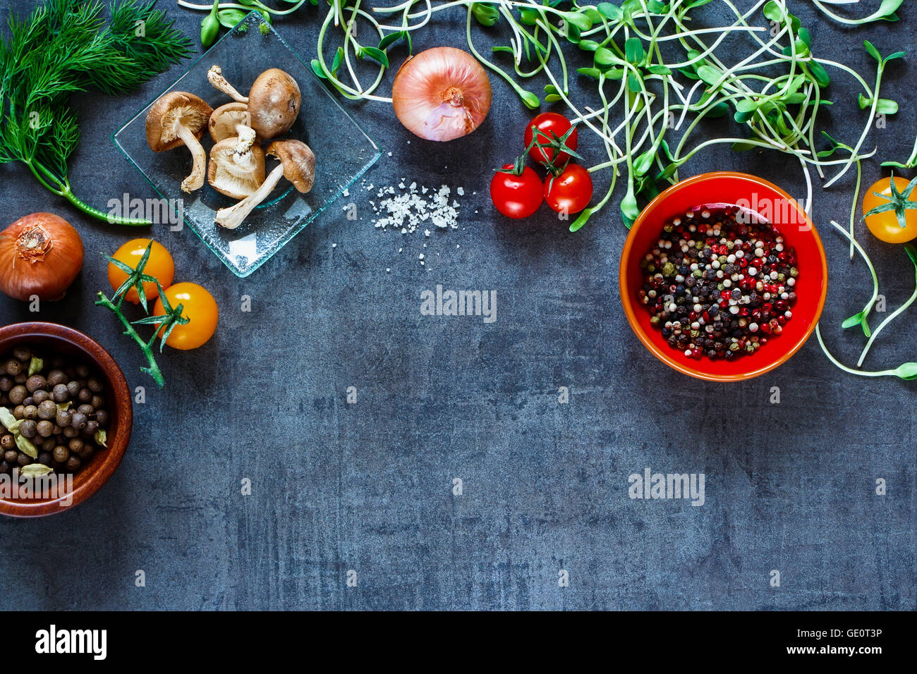 Close up de légumes biologiques avec des ingrédients frais pour cuisiner sainement sur vintage background, vue du dessus, la bannière. Vegan ou di Banque D'Images