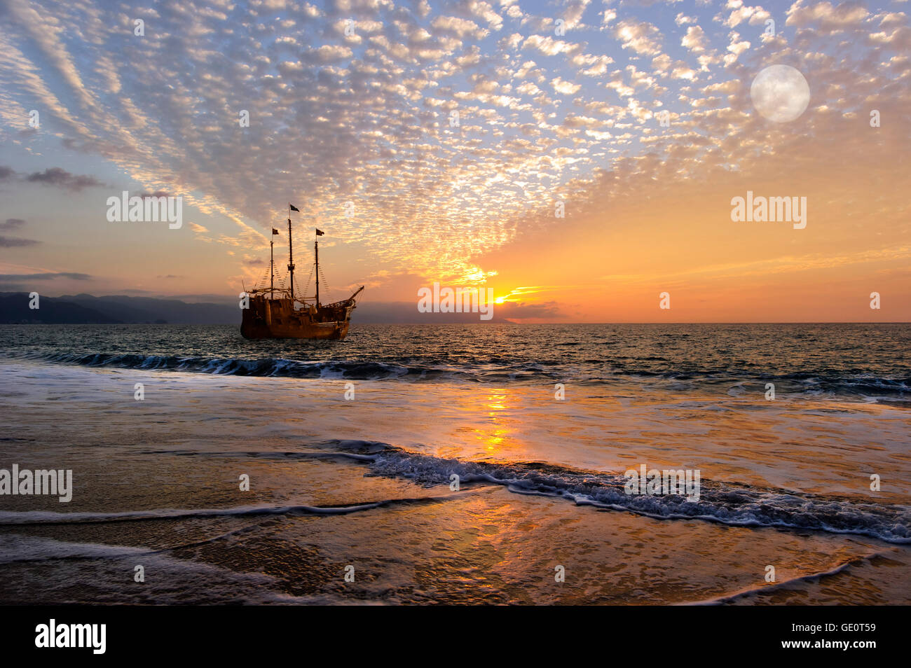 Bateau de pirate lune est un vieux navire antique en mer avec drapeaux au vent comme le soleil se couche à l'horizon de l'océan et la pleine lune Banque D'Images