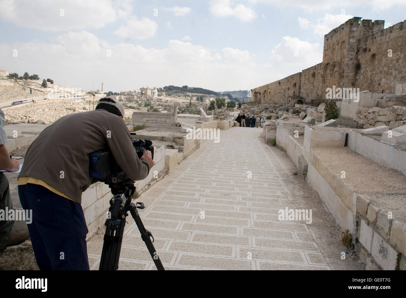 Caméraman de la télévision arabe tournage hors de Jérusalem, Israël cimetière Banque D'Images