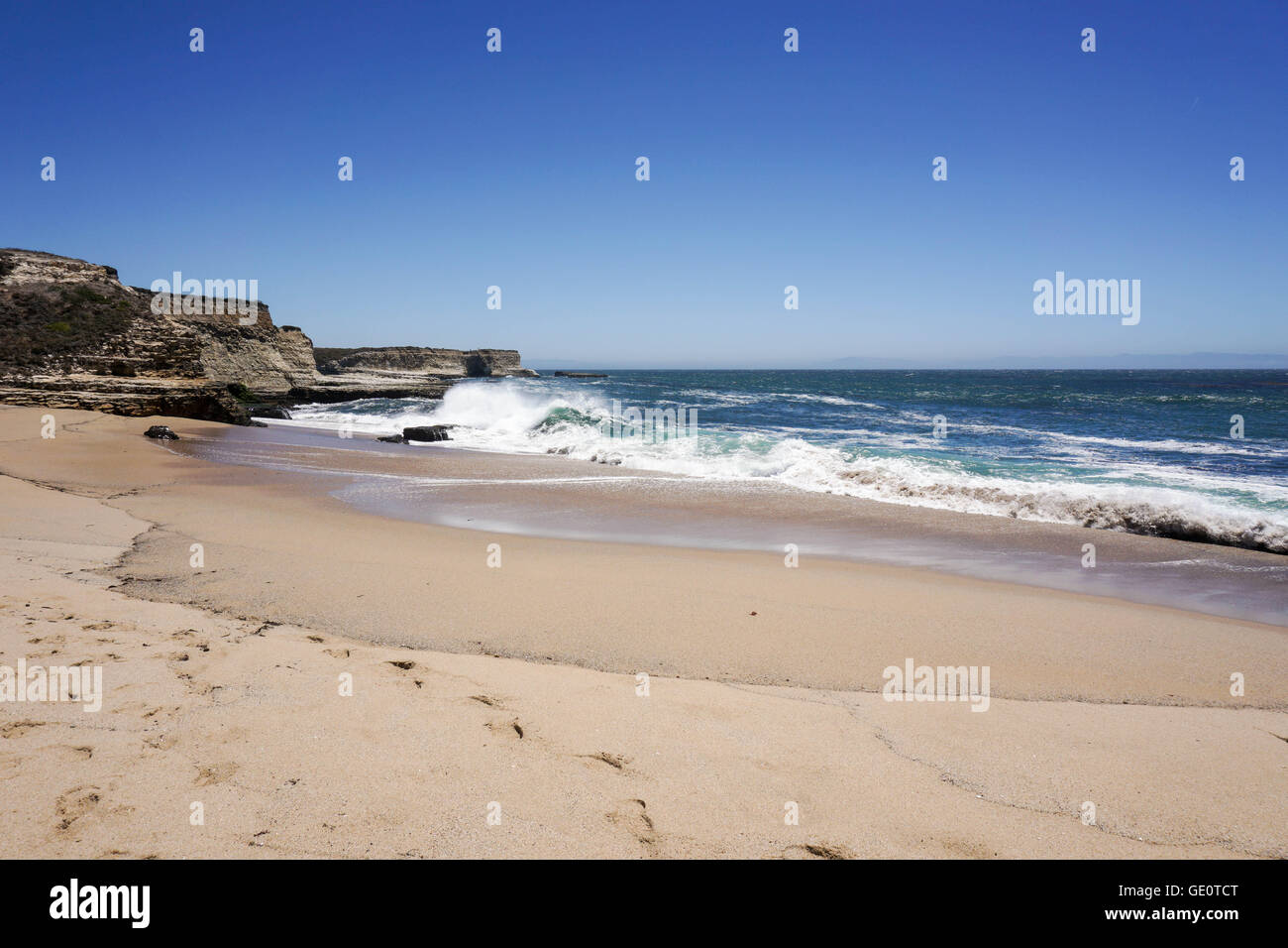 Plage et falaises de la côte du Pacifique, en Californie Banque D'Images