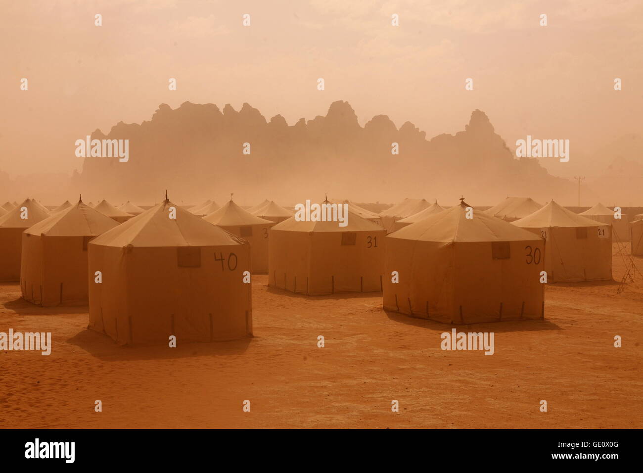 Une tempête dans le paysage du Wadi Rum en Jordanie dans le Moyen-Orient. Banque D'Images