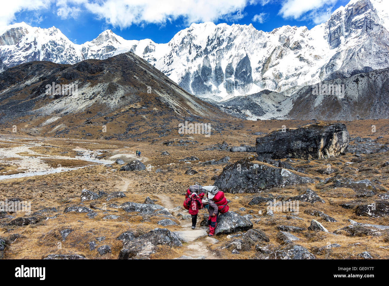 Porteurs de charge lourde après avoir traversé Cho La Pass dans les Himalaya, situé à 5 420 mètres (17 782 pieds) au-dessus du niveau de la mer dans la région de Solukhumbu. Banque D'Images