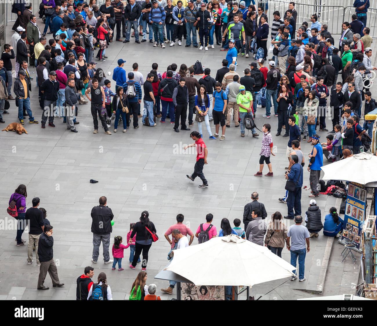 Les artistes de rue et les gens d'admirer la danse moderne au centre de Santiage de Chile. Banque D'Images