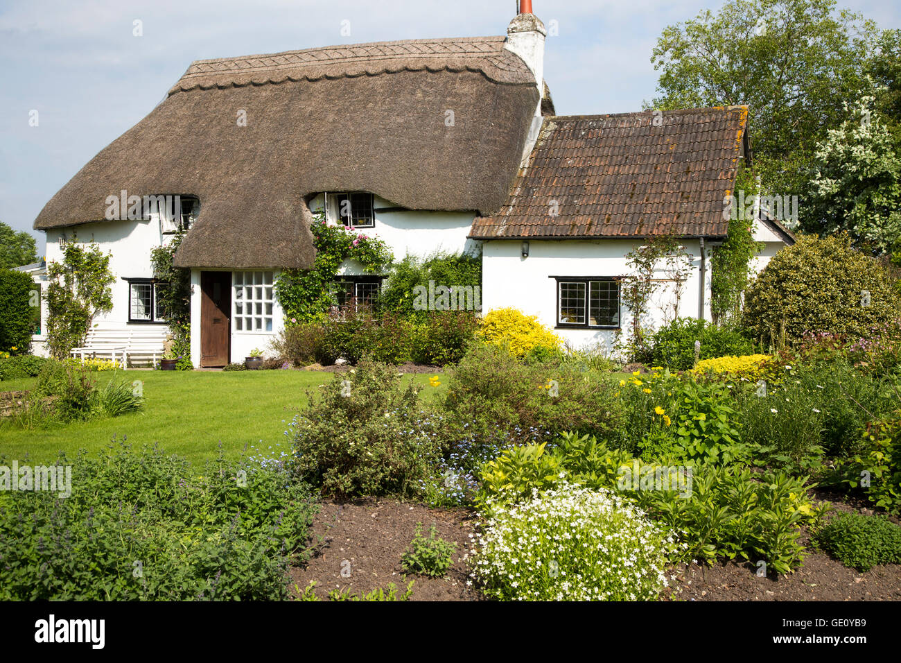 Jolie chaumière historique et jardin, Vega, Wiltshire, England, UK Banque D'Images