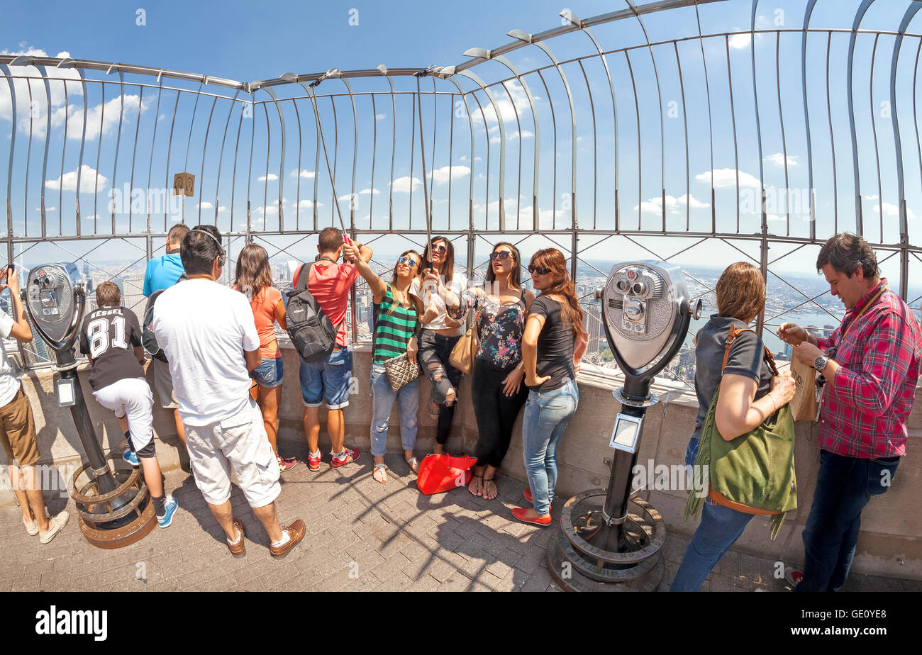 Les personnes qui prennent des photos sur le selfies Empire State Building 86e étage. Banque D'Images