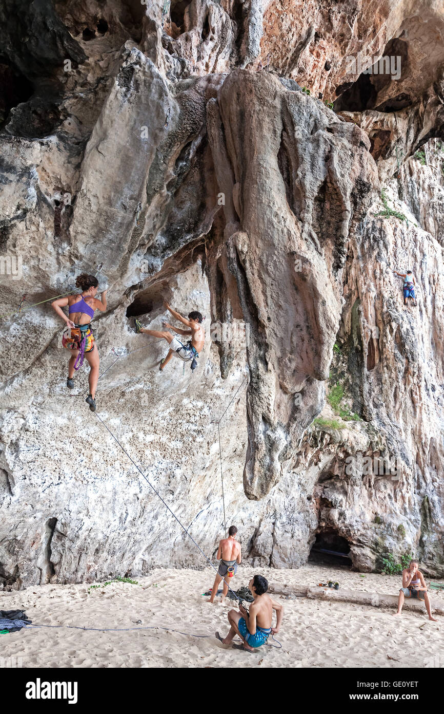 Grimpeurs escalade le mur sur Railay beach. Banque D'Images