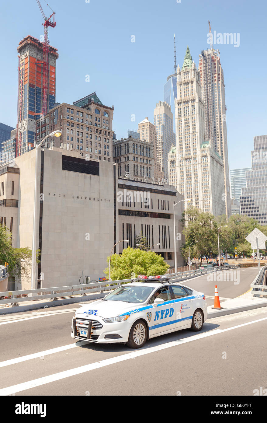 NYPD voiture garée dans une rue avec des bâtiments de Manhattan à distance. Banque D'Images