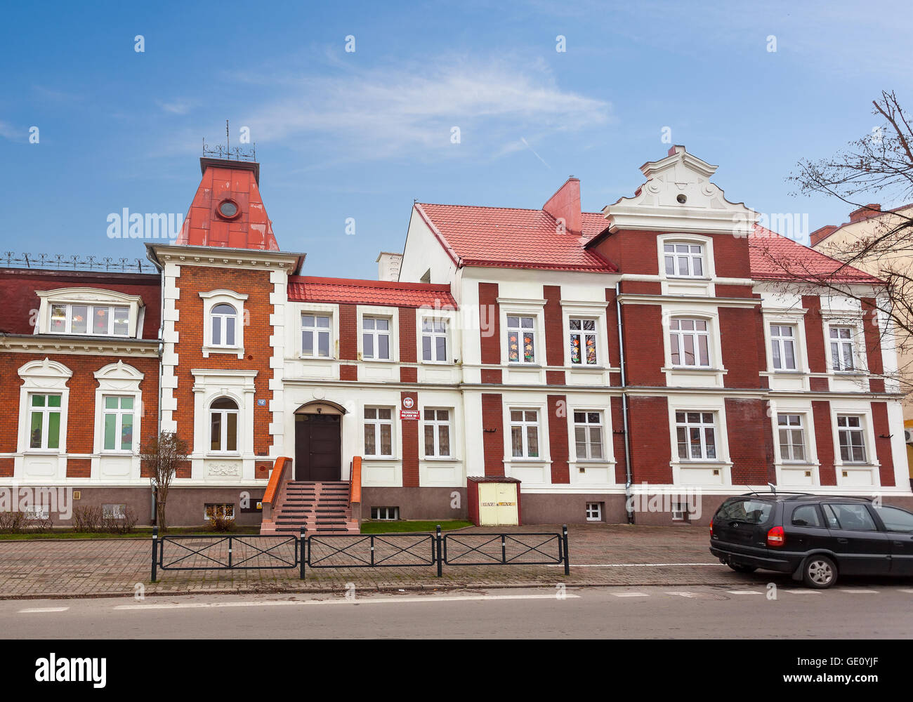 Bialogard, Pologne - 27 novembre 2014 : école maternelle publique n°1 situé dans un immeuble historique à Bialogard. Banque D'Images