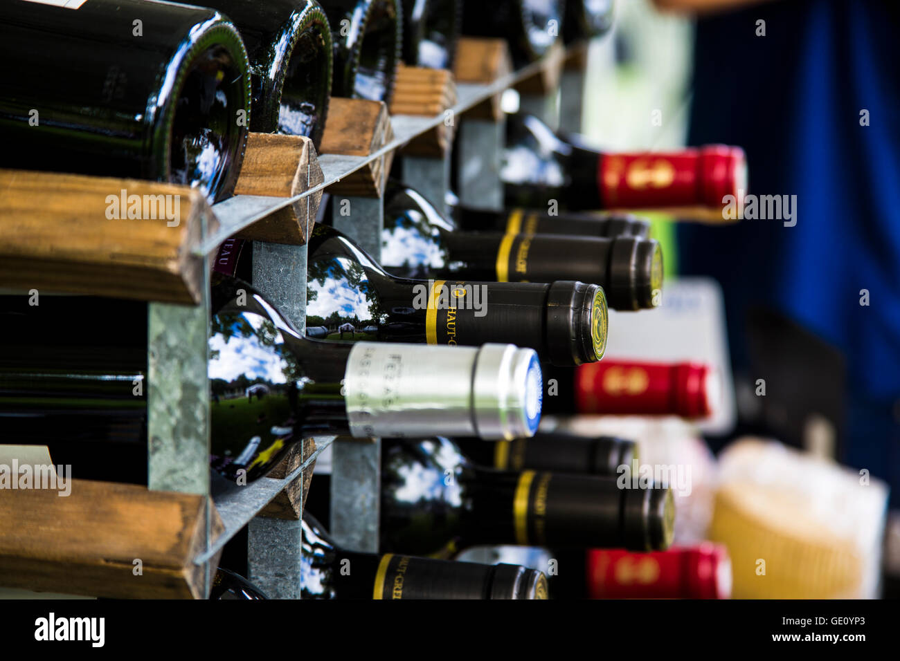 Une sélection de vins à s'asseoir dans un rack la consommation en attente Banque D'Images