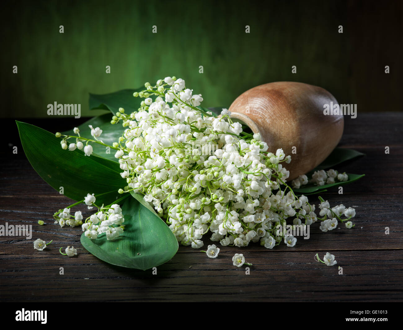 Le muguet bouquet sur la table en bois. Banque D'Images