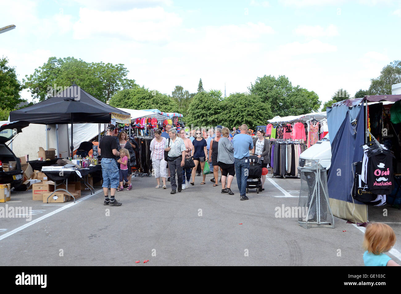 Tentes du marché à un juste je Kliplev, au Danemark. Malgré le début de l'heure, il y a déjà beaucoup de visiteurs. Banque D'Images