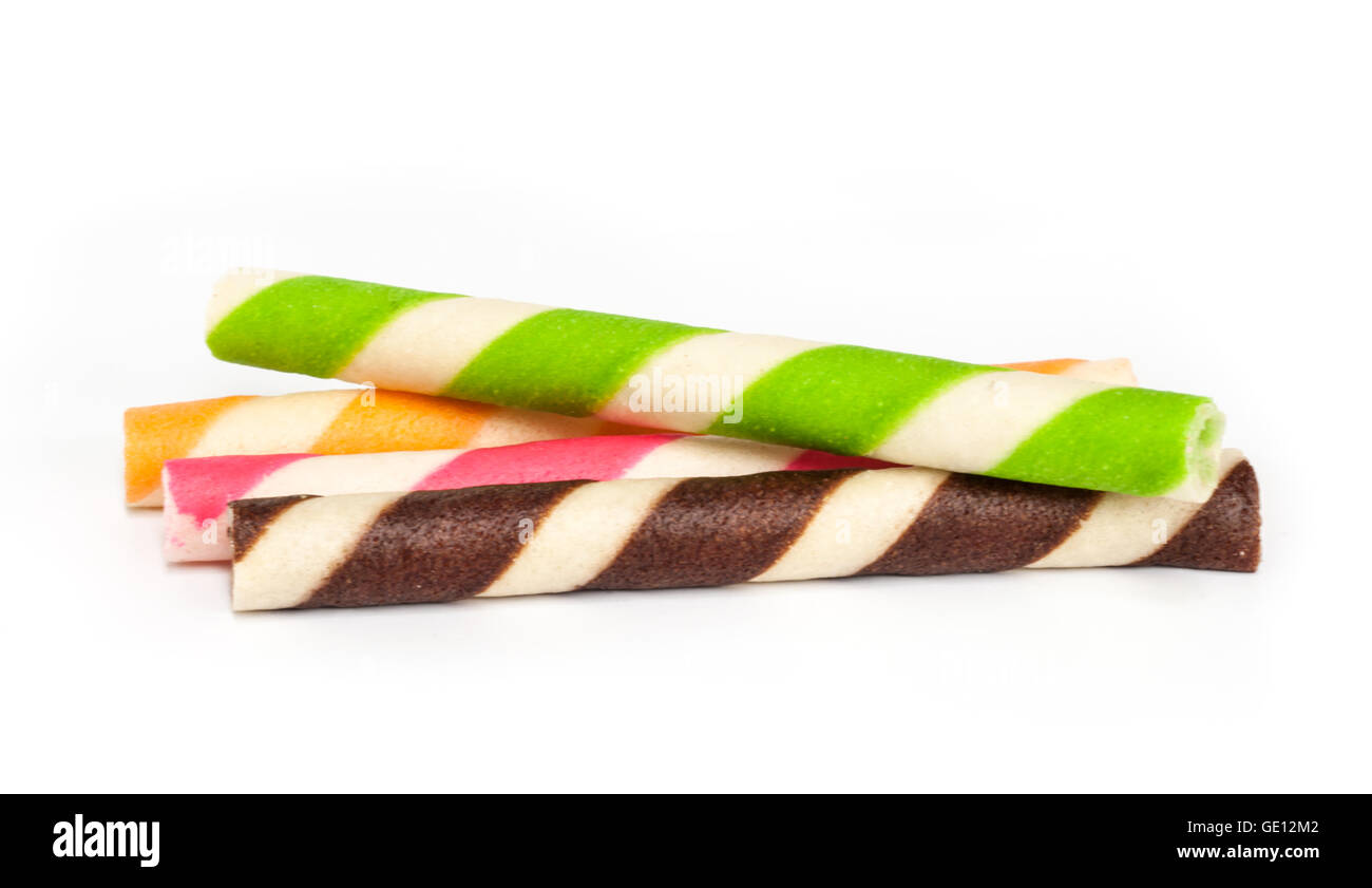 Rouleaux de gaufrettes au chocolat avec crème au chocolat,selective focus. Banque D'Images