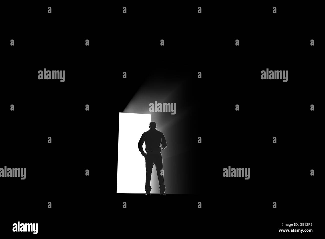 L'exploration d'une silhouette de l'homme lumière portail Banque D'Images