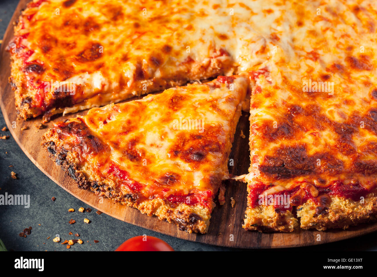 Maison saine le quinoa fromage Croûte Pizza au basilic Banque D'Images