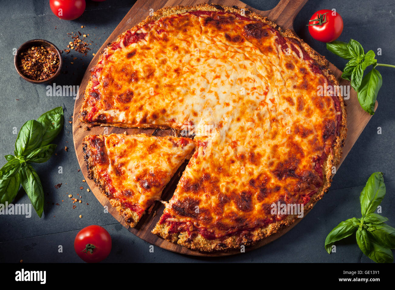Maison saine le quinoa fromage Croûte Pizza au basilic Banque D'Images