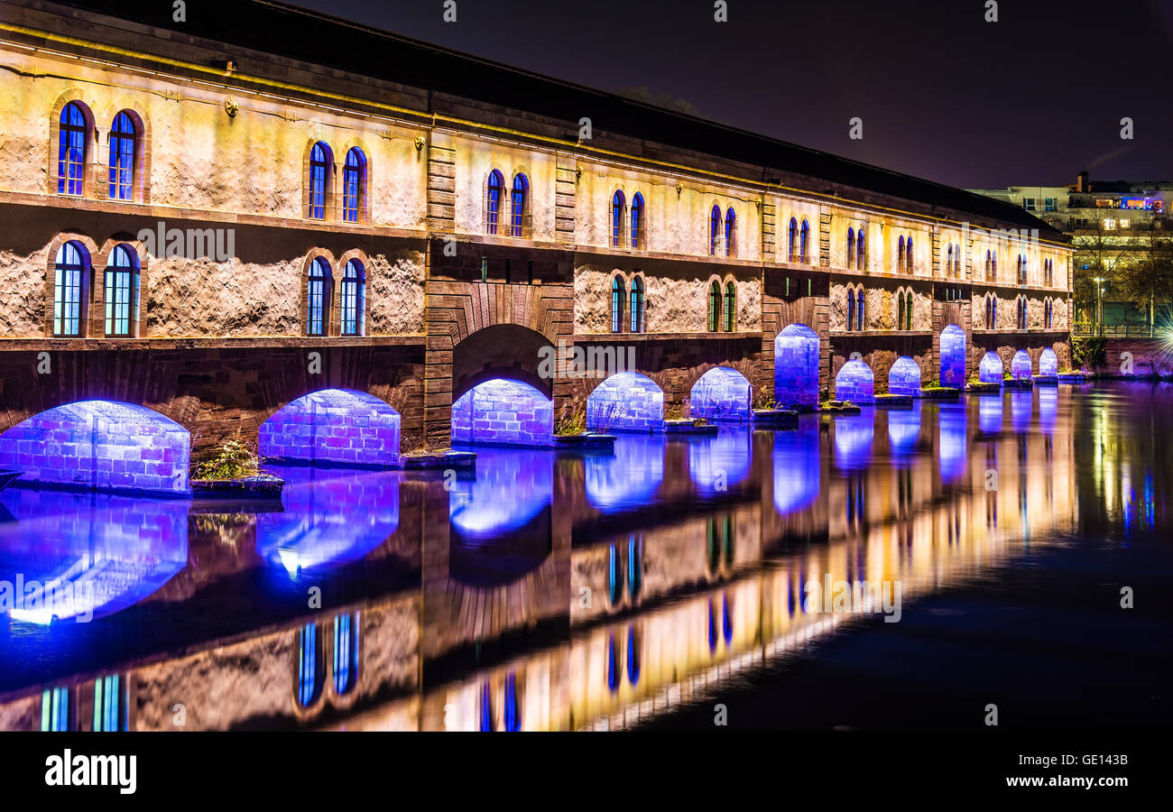 L'éclairage de nuit de Barrage Vauban Vauban (Weir) à Strasbourg Banque D'Images