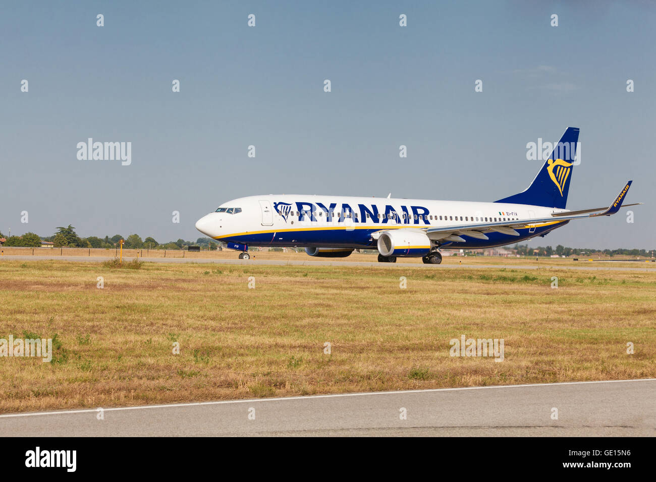 Avion Ryanair prêt à décoller de l'aéroport Guglielmo Marconi de Bologne en Italie Banque D'Images