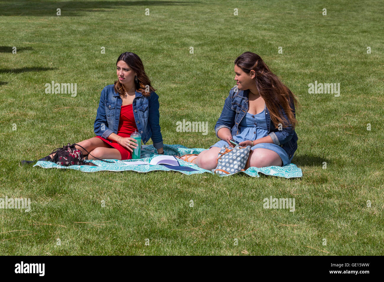 Deux jeunes femmes, les jeunes femmes, les étudiantes, étudiants, Sonoma State University, ville, Rohnert Park, dans le Comté de Sonoma, en Californie Banque D'Images