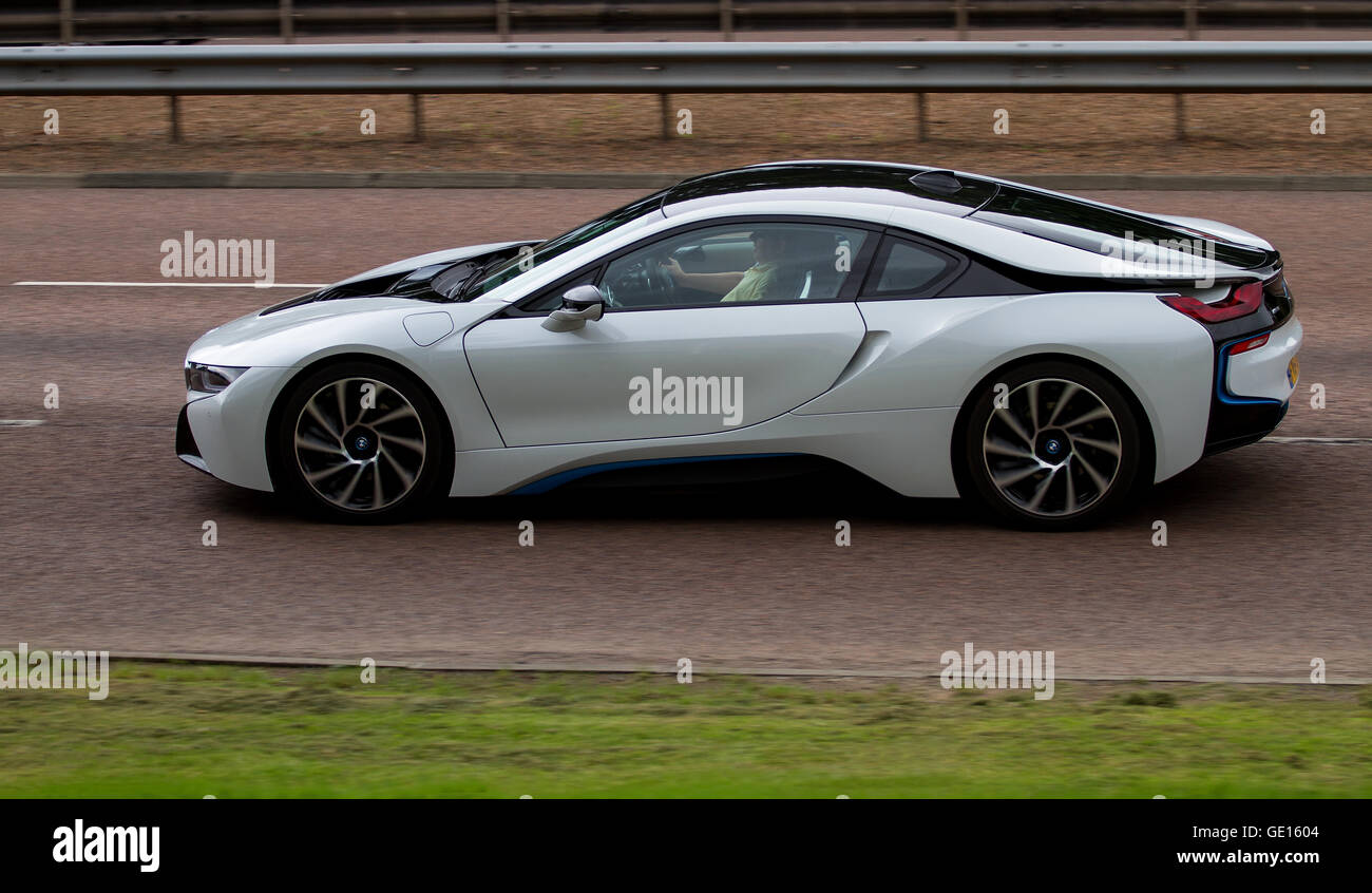 Une d'argent et noir BMW i8 plug-in hybride de voiture de sport qui voyagent le long de la Kingsway à deux voies dans Dundee, Royaume-Uni Banque D'Images