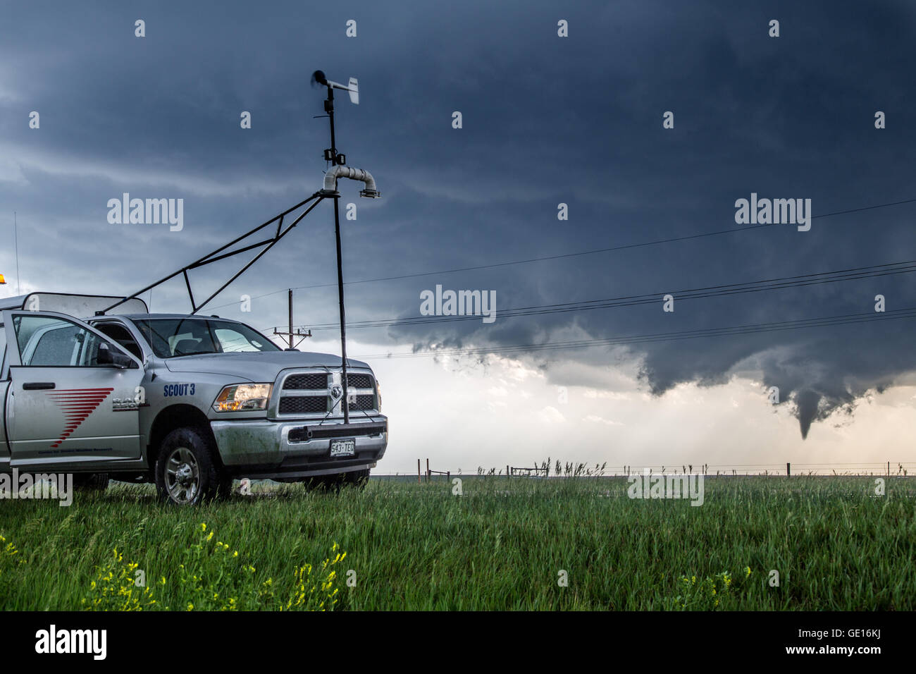 Un storm chaser science research chariot avec cwsr parcs à proximité d'une tornade en développement près de Dodge City, Kansas, le 24 mai 2016. Banque D'Images