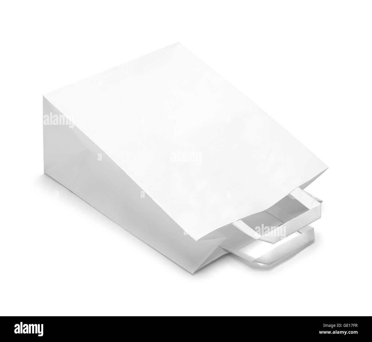 Sac en papier blanc a culbuté isolé sur fond blanc. Banque D'Images