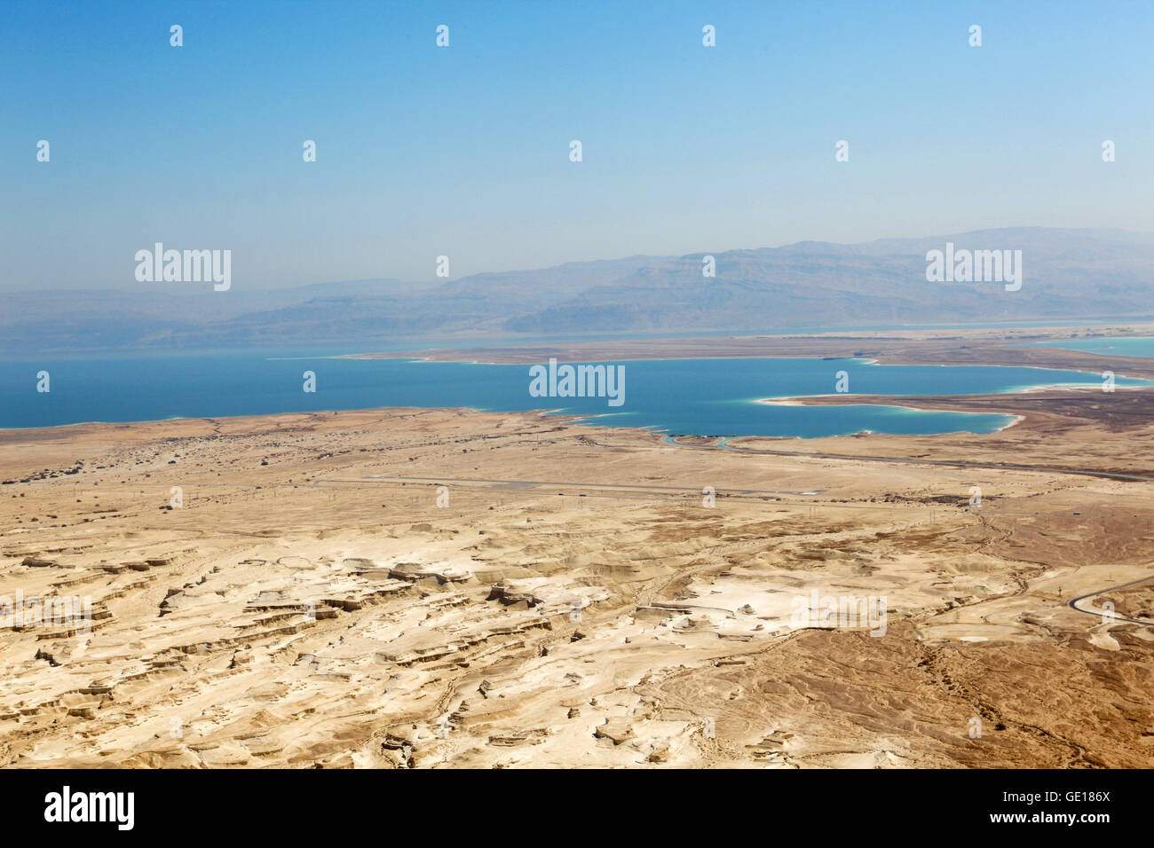 Vue sur la mer Morte, Israël comme vu de la montagne de Masada Banque D'Images