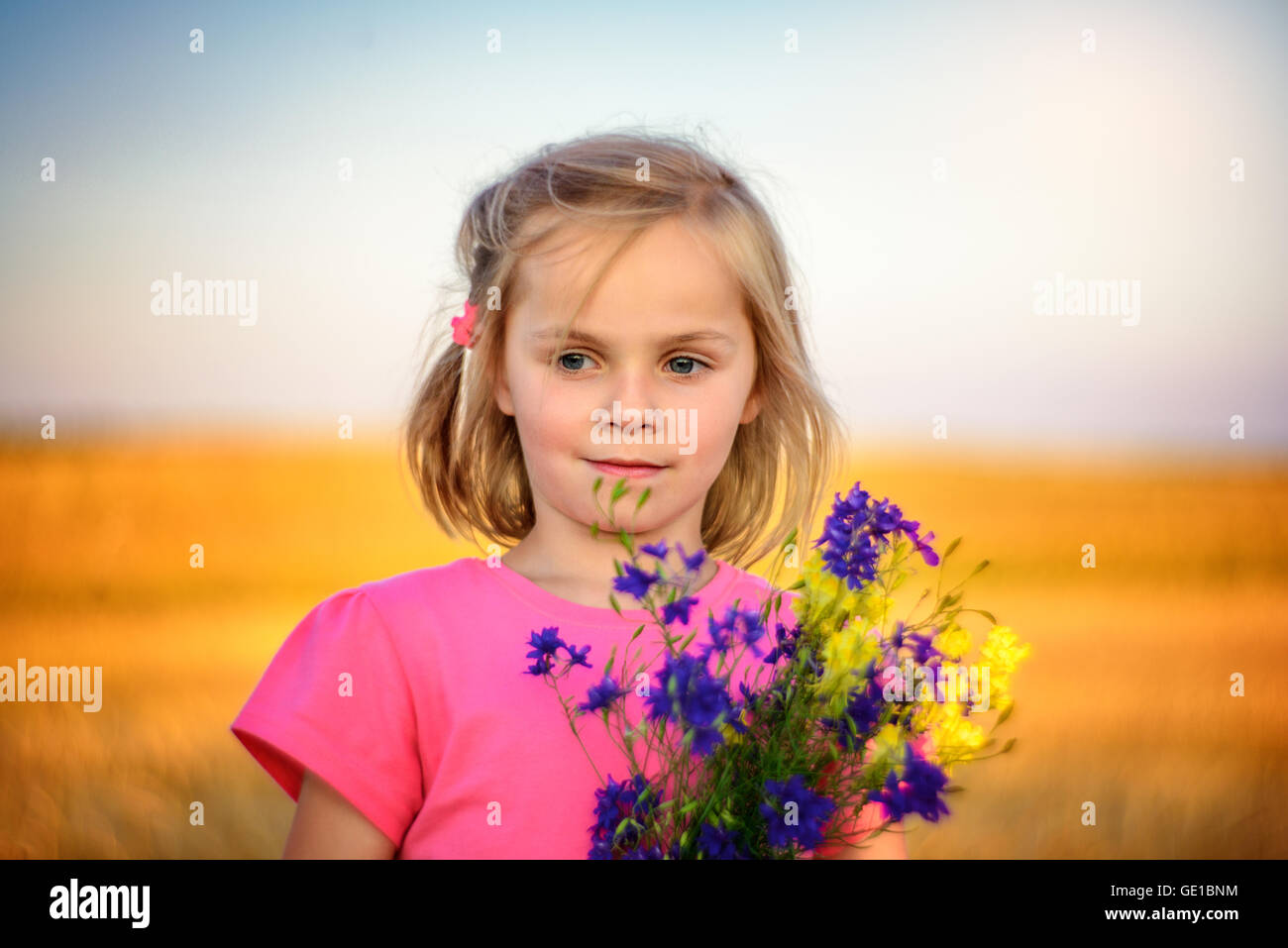 Portrait of Girl holding bunch of flowers Banque D'Images Portrait of Girl holding bunch of flowers Banque D'Images