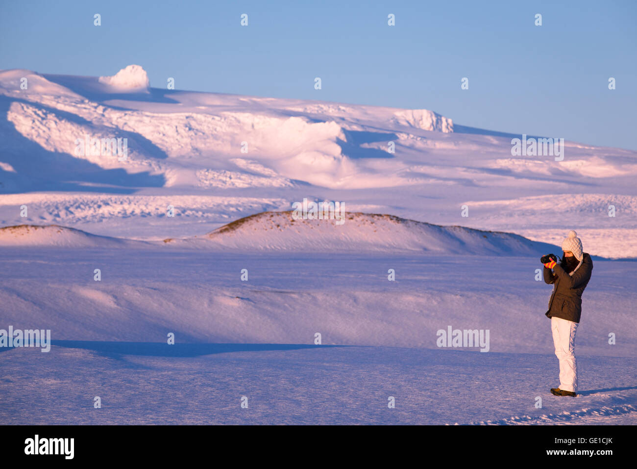 Femme prenant une photo en paysage d'hiver, l'Islande Banque D'Images