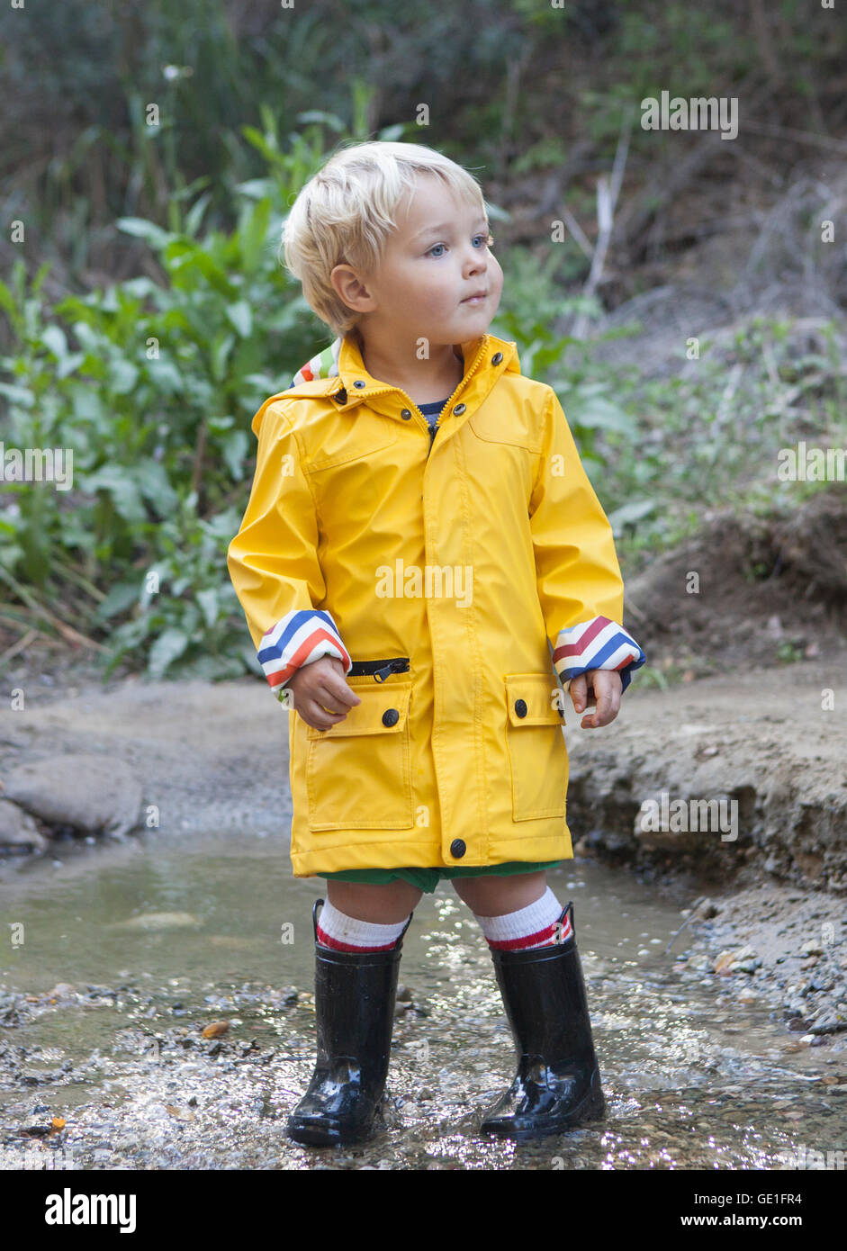 Bebe Garcon Dans Un Cire Debout Dans Creek Photo Stock Alamy