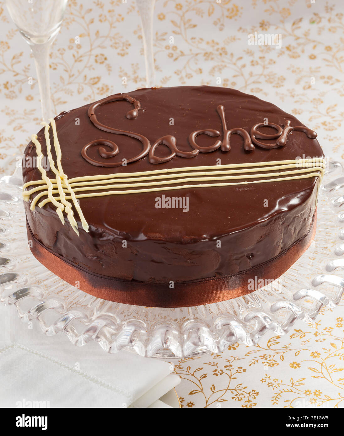 Sacher Torte faits maison, un gâteau au chocolat et cerises Banque D'Images