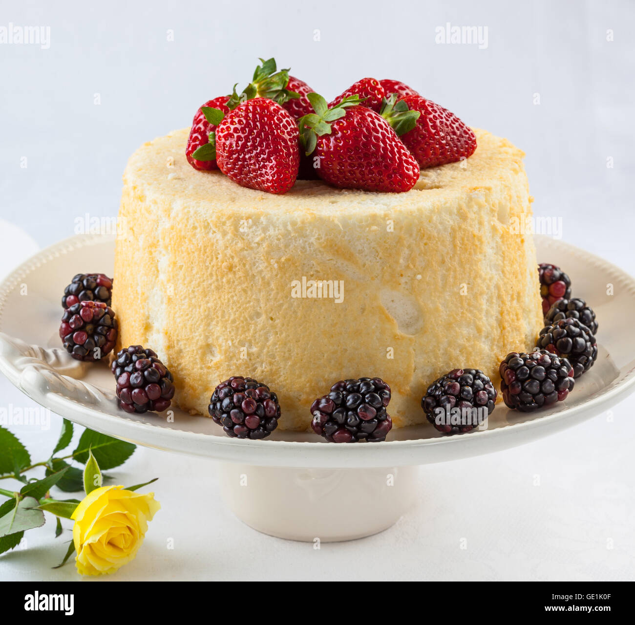 Angel food cake, ou angel cake, est un type de gâteau mousseline à base de blancs d'oeuf raidement battus sans ajout de beurre. Banque D'Images