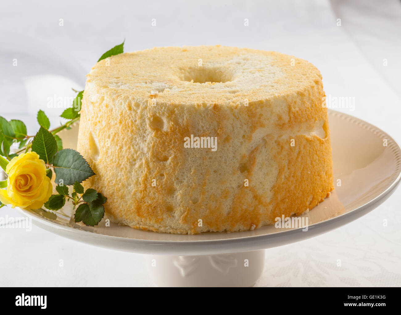 Angel food cake, ou angel cake, est un type de gâteau mousseline à base de blancs d'oeuf raidement battus sans ajout de beurre. Banque D'Images