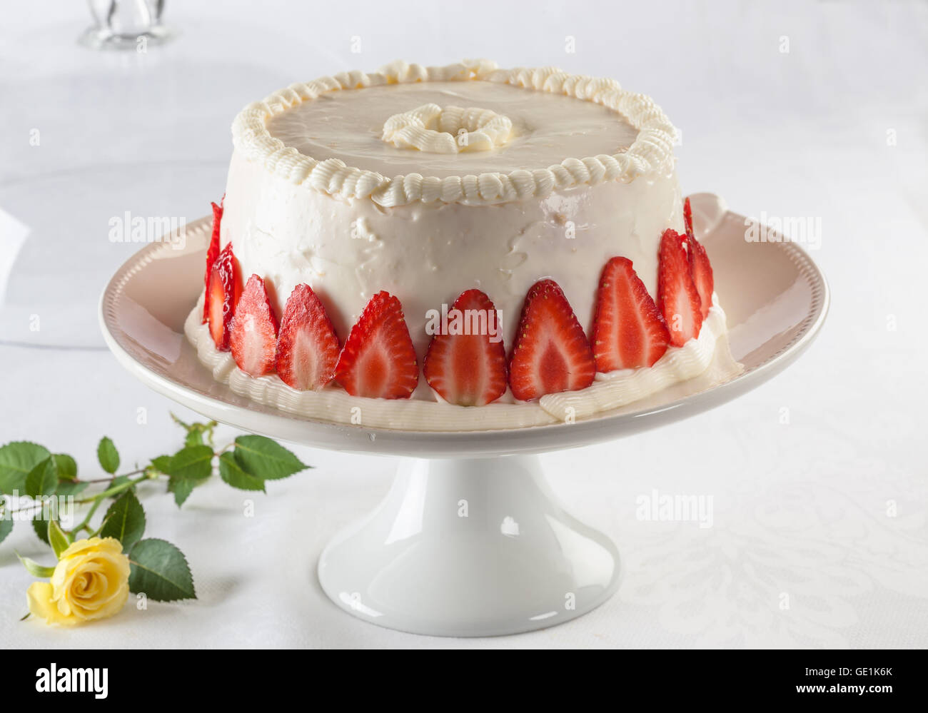 Angel food cake, ou angel cake, est un type de gâteau mousseline à base de blancs d'oeuf raidement battus sans ajout de beurre. Banque D'Images