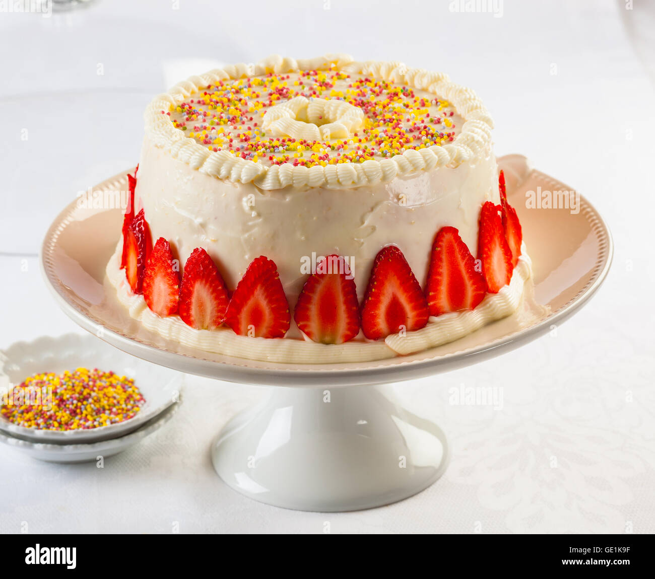 Angel food cake, ou angel cake, est un type de gâteau mousseline à base de blancs d'oeuf raidement battus sans ajout de beurre. Banque D'Images