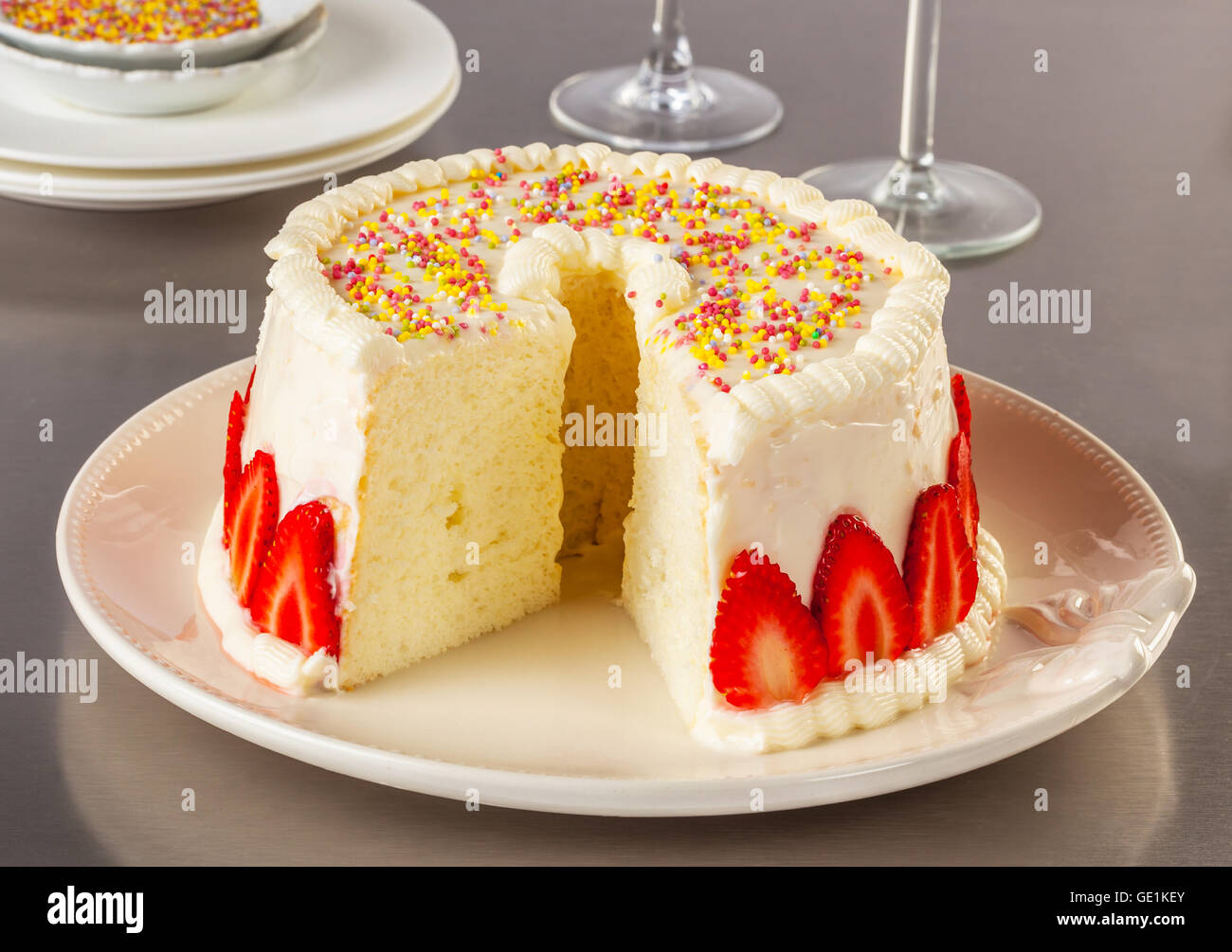 Angel food cake, ou angel cake, est un type de gâteau mousseline à base de blancs d'oeuf raidement battus sans ajout de beurre. Banque D'Images