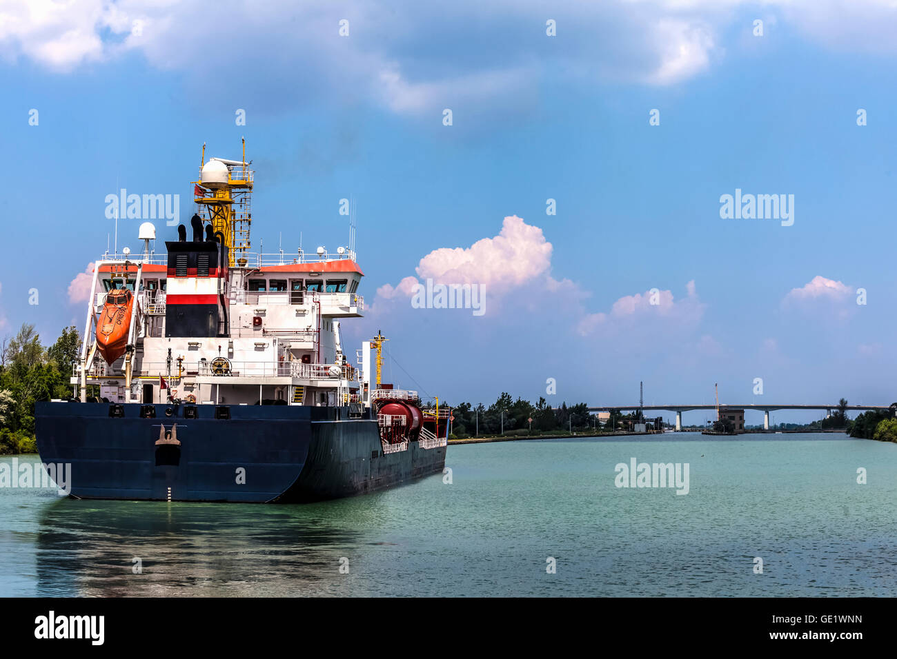 Voiles de pétroliers sur Canal Welland reliant le lac Ontario et le lac Érié Banque D'Images