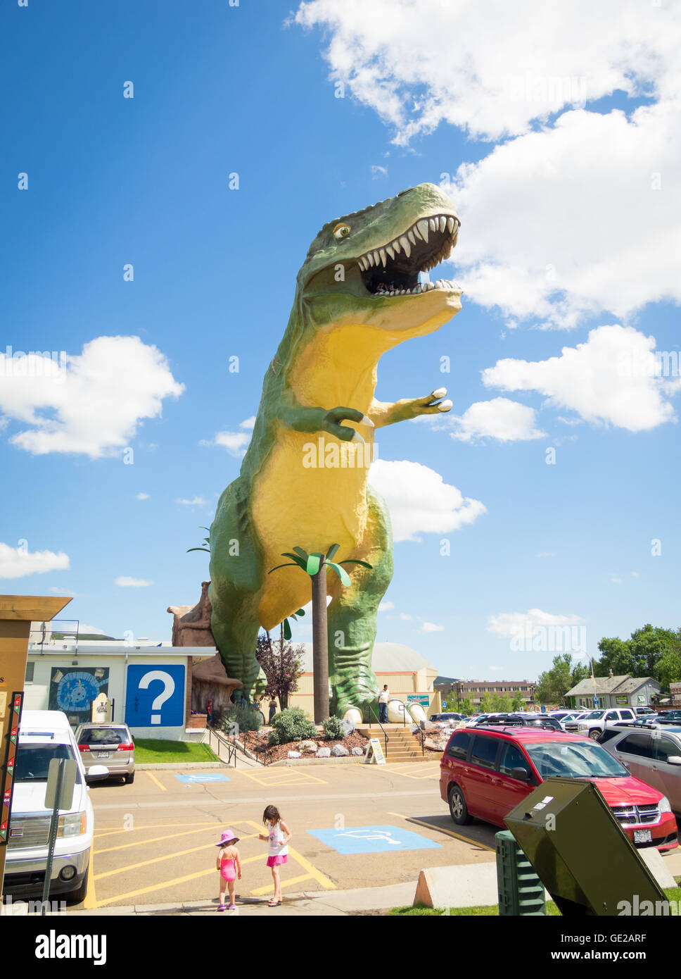 La le Plus Grand Dinosaure au Monde - un 82 pieds (46 m) de haut Tyrannosaurus rex - s'élève au-dessus de Drumheller, Alberta, Canada. Banque D'Images