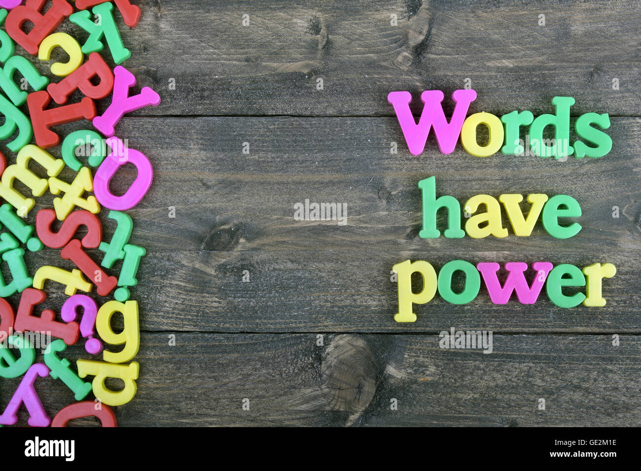 Les mots ont un mot de pouvoir on wooden table Banque D'Images