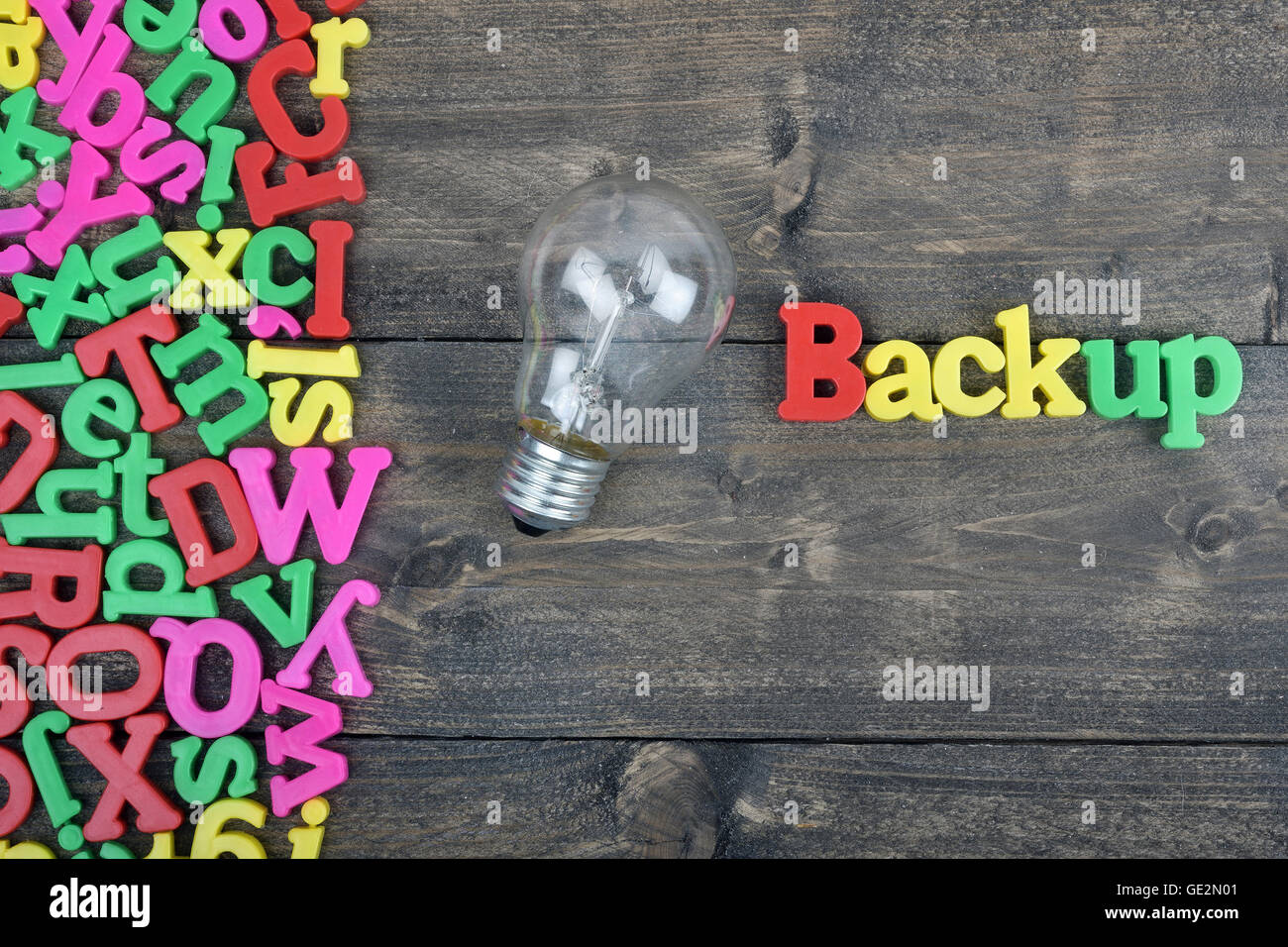 Mot de sauvegarde sur table en bois Banque D'Images