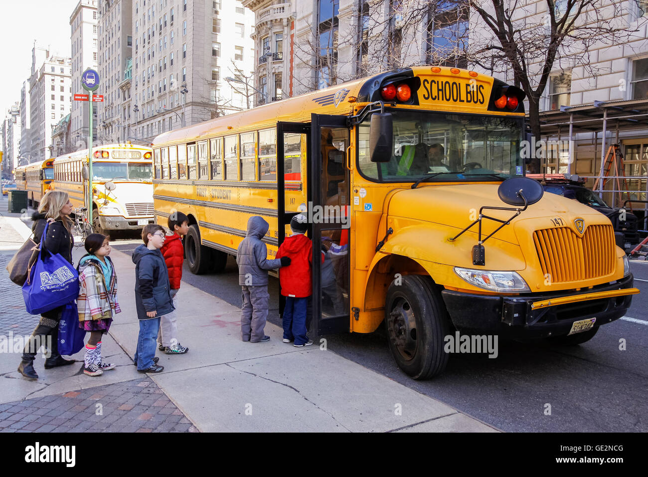 La ville de New York, USA - Mars 03, 2011 : Les enfants qui entrent à l'autobus scolaire dans le centre de nouveau votre ville. Banque D'Images