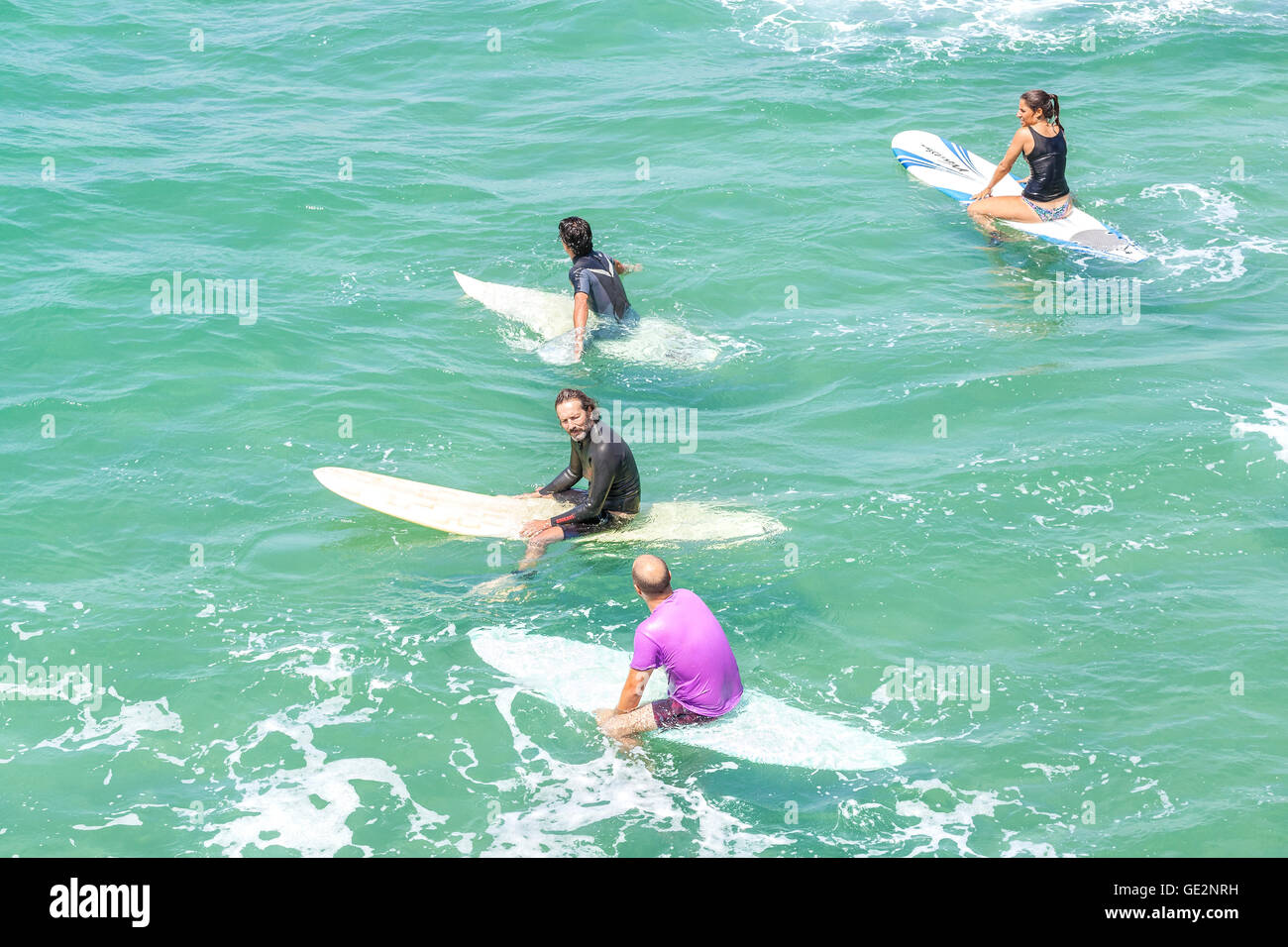 Venice, Californie, USA - 22 août 2015 : Les surfeurs en attente de vagues sur une belle journée ensoleillée. Banque D'Images