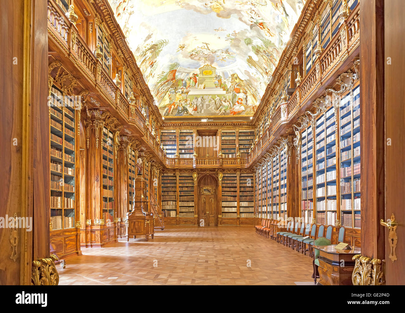 Prague, République tchèque - Le 15 juin 2014 : Bibliothèque dans le monastère de Strahov à Prague, l'un des meilleurs intérieurs de la bibliothèque en Europe. Banque D'Images