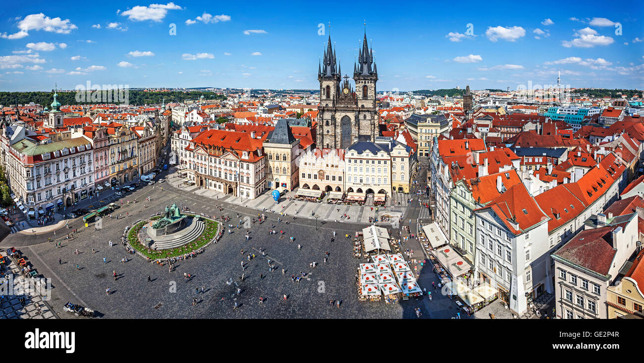 Vue panoramique de la place de la vieille ville de Prague. Banque D'Images