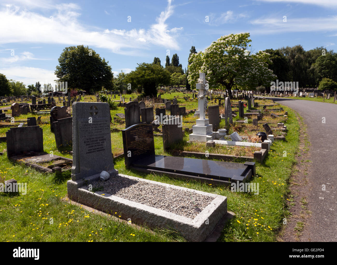 La lumière de certaines tombes de Camberwell nouveau cimetière, Brenchley Gardens, Southwalk, Londres. Banque D'Images