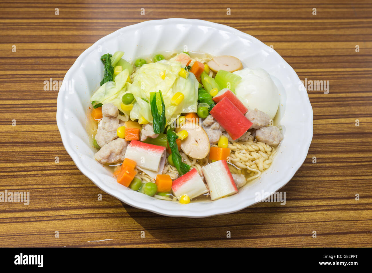 Des nouilles avec des légumes et de la viande à manger sain sur table en bois, de la nourriture thaïe Banque D'Images