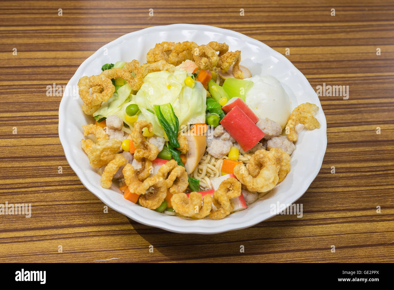Des nouilles avec des légumes et de la viande à manger sain sur table en bois, de la nourriture thaïe Banque D'Images
