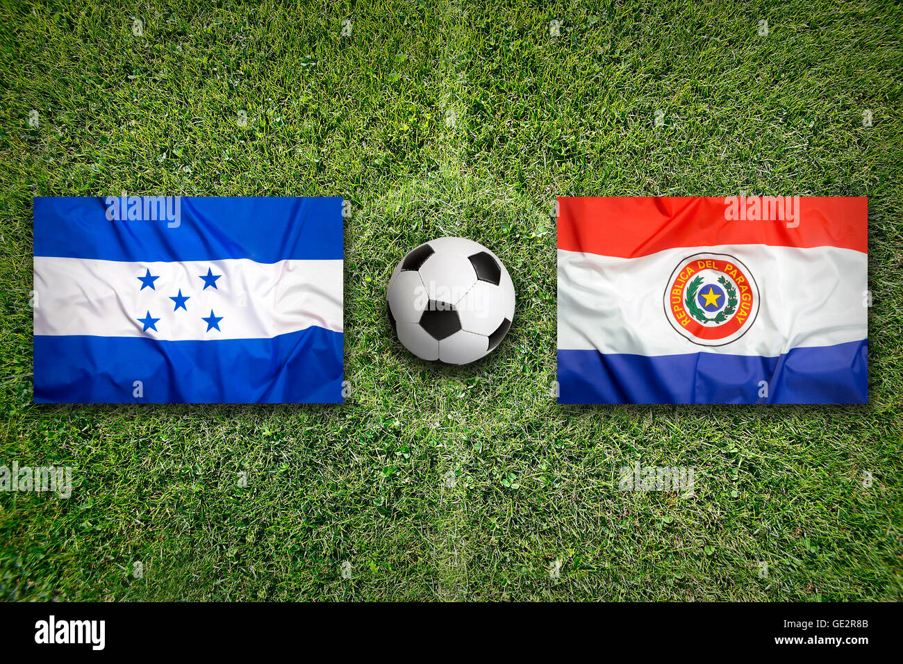 Honduras vs. Paraguay les drapeaux sur le terrain de soccer vert Banque D'Images