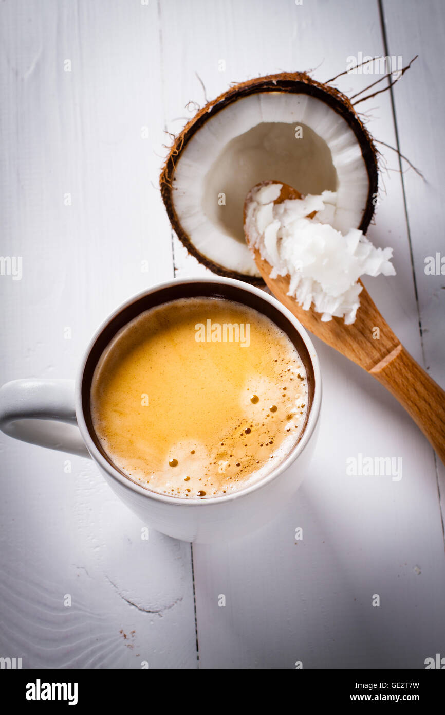 Café à toute épreuve, c'est un café mélangé à du beurre ou d'huile de noix de coco. Wiev de dessus sur le café et la noix de coco. Partie de régime cétogène d Banque D'Images