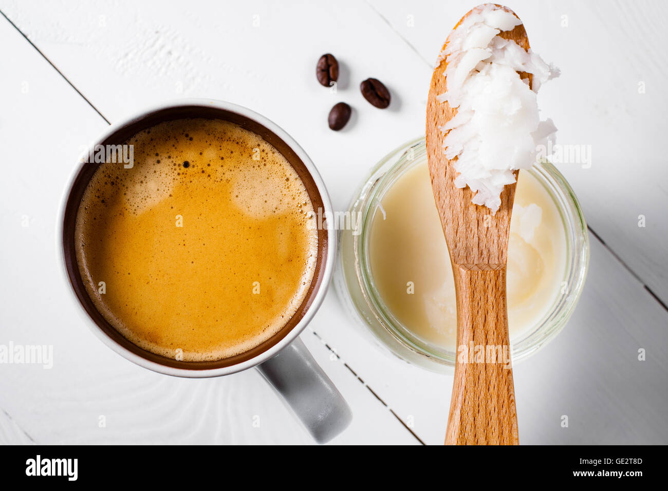 Café à toute épreuve, c'est un café mélangé à du beurre ou d'huile de noix de coco. Wiev de dessus sur le café et la noix de coco. Partie de régime cétogène d Banque D'Images